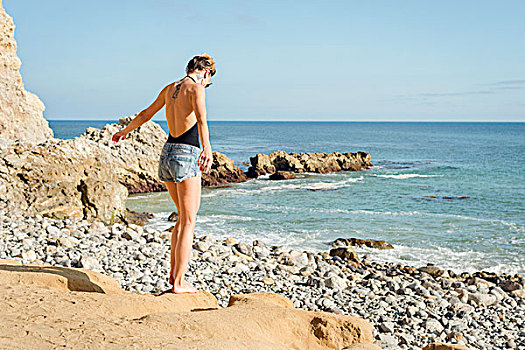 美女,站立,石头,海滩,后视图