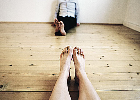 男人,女人,坐,相对,远景,相互,木质,地面,空,房间,女性,腿,前景,林茨,奥地利,2009年