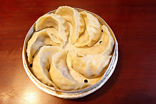 一屉中国传统美食小吃蒸饺