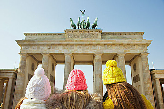 背面视角,三个女孩,赞赏,勃兰登堡门,柏林,德国