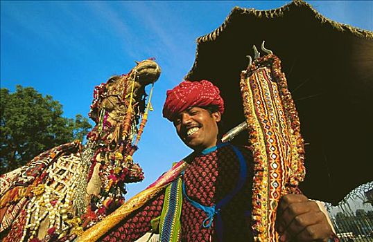 男青年,拿着,站立,靠近,骆驼,斋浦尔,拉贾斯坦邦,印度