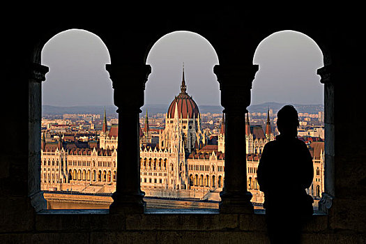 匈牙利,布达佩斯,剪影,女人,看,国会大厦,棱堡,日落