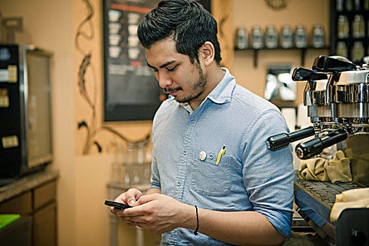 咖啡师,发短信,智能手机,咖啡