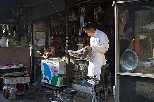 店主,读报,镇江,江苏,中国