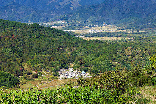 中国安徽省黟县青山环抱着皖南村落