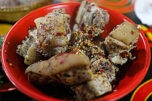 大凉山彝族风俗坨坨肉图片