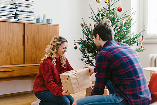 情侣,放置,礼物,圣诞树,在家
