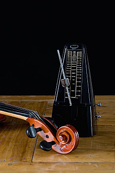 节拍器,小提琴,木桌子