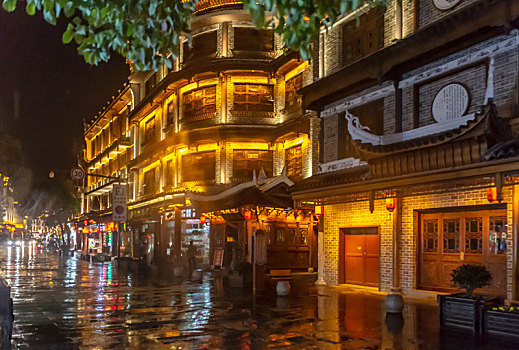 贵州镇远古城雨夜