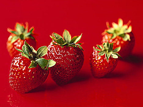 五个,草莓,红色背景
