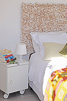床,床头板,分隔,墙壁,靠近,小,白色,台灯,床头柜
