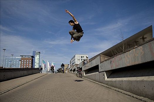 年轻,翻跟头,空中