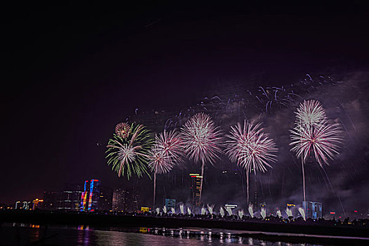 烟花,建筑群,河流,夜景,水,灯,节日