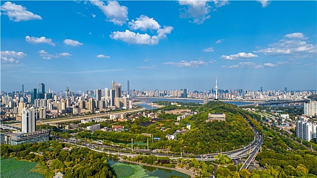 中国湖北武汉地标之龟山电视塔与龟山风景区