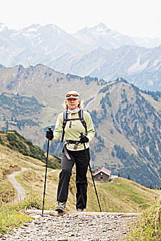 女性,远足者,小路,阿尔卑斯小屋,山脉,背景,奥伯斯多夫,德国