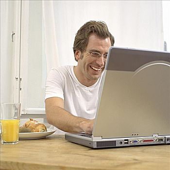 男人,早餐,笔记本电脑