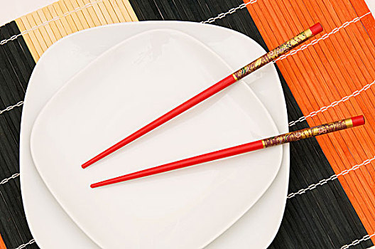 两个,白色,盘子,红色,筷子