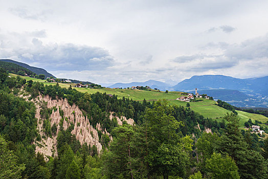 意大利多洛米蒂山脉独特的地形地貌,雷农高地的土地金字塔地形景观