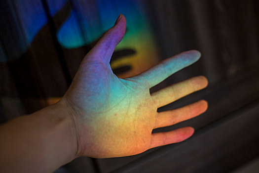 手掌上的彩虹光七色光