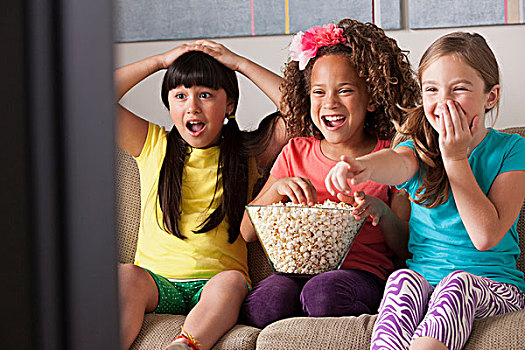 三个女孩,看电视,吃,爆米花