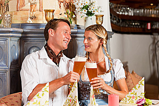 情侣,巴伐利亚,喝,小麦啤酒,特色,酒吧,碰杯