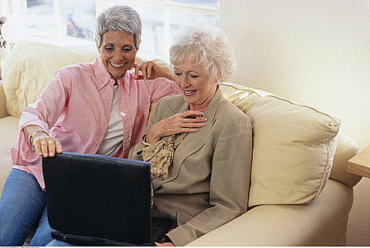 两个女人,电脑
