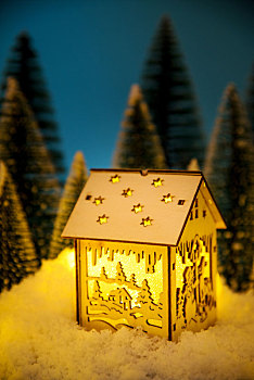 暖色光线环境中的圣诞屋