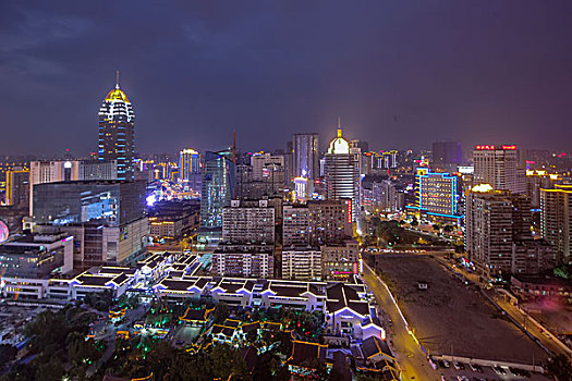 市中心建筑夜景