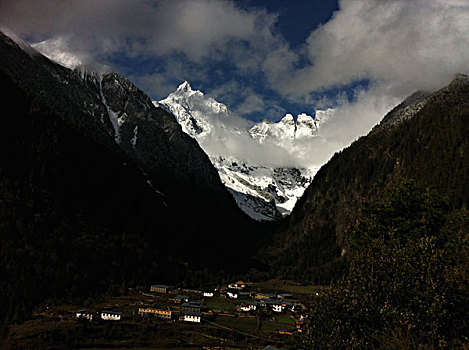 雪山脚下的村落