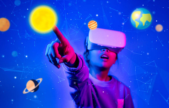 女孩戴着vr虚拟现实头盔体验元宇宙未来技术向上看太阳系