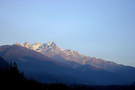 四川甘孜州泸定磨西镇眺望日照金山,贡嘎山