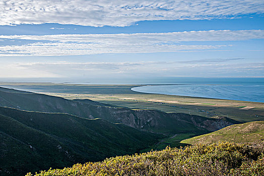 青海海南共和县鄂拉山区,洛合垭口,上远眺青海湖