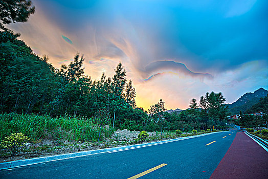 晚霞光芒照应下乡间的道路