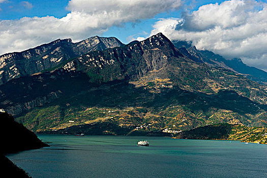 长江三峡西陵峡游船