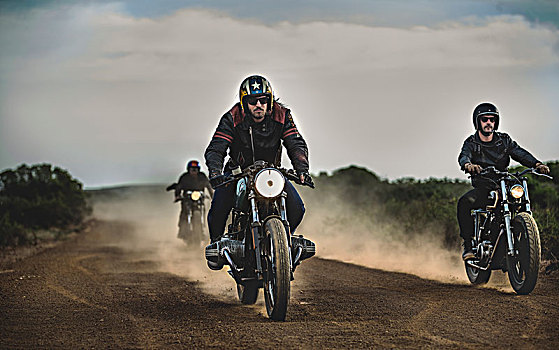 三个男人,骑,咖啡,竞速,摩托车,尘土,土路