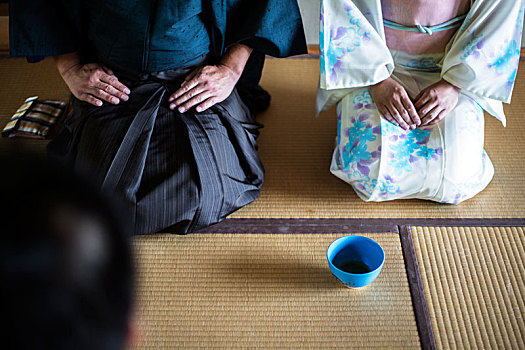 俯拍,日本人,男人,女人,穿,传统,白色,和服,蓝色,花饰,跪着,地板,茶道,拿着,茶碗