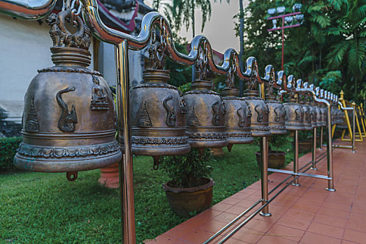 泰国寺庙里挂在一起的铜铃铛