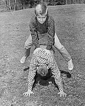 两个男孩,玩,蛙跳,公园