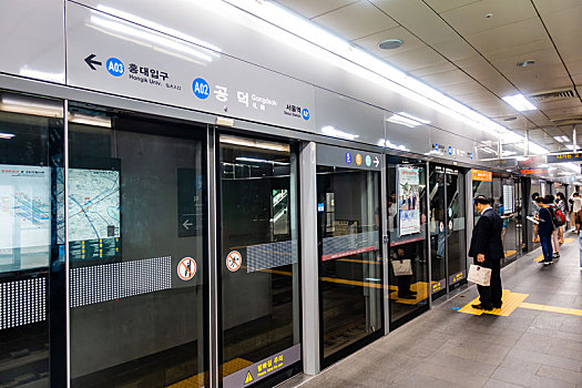 首尔首都圈地铁仁川国际机场线孔德站月台