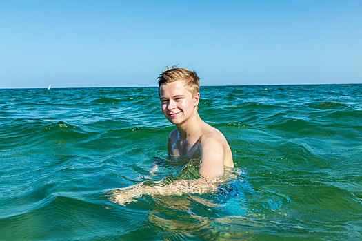 英俊,青少年,有趣,游泳,海洋