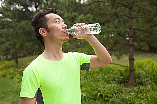 男青年,跑步,喝,瓶装水,公园