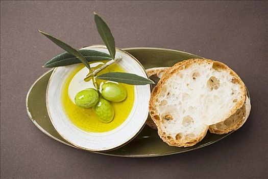 青橄榄,枝头,碗,橄榄油,白面包