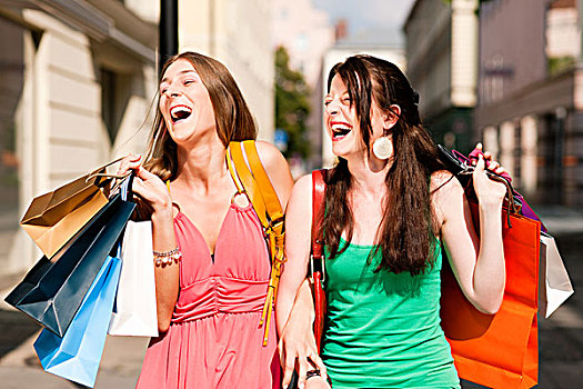 两个女人,朋友,购物,市区,彩色,购物袋,走,街道,乐趣