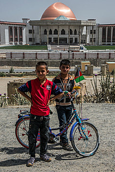 两个男孩,站立,正面,新,议会,喀布尔,阿富汗