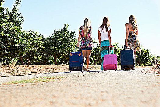 三个女人,手提箱,途中