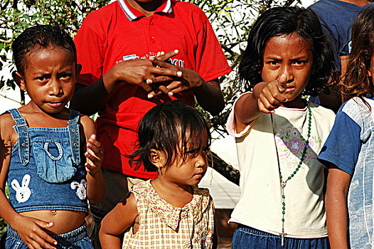 group,timorese,happy,children,drinking,water