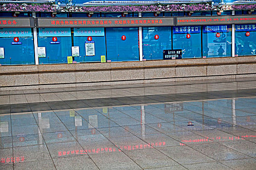 北京南站候车大厅的售票窗口