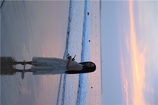 山东省日照市,凌晨五点的海滩上,游客花样百出打卡拍照留下美好瞬间