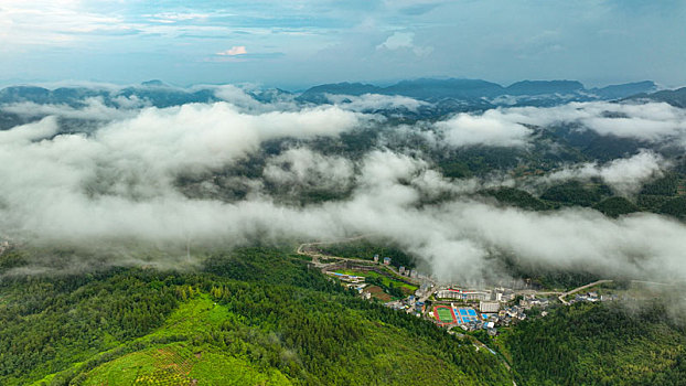 重庆酉阳,西边日落东边雨,山色空蒙景亦奇