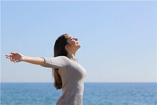 高兴,女人,呼吸,深,清新空气,抬臂,海滩